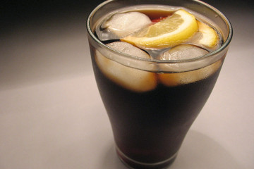 Glas Cola mit Eis und Zitrone. Bild: pic_p_ter