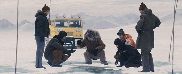 Das norwegische Expeditionsteam entdeckt im Eis etwas Unglaubliches © Universal Pictures